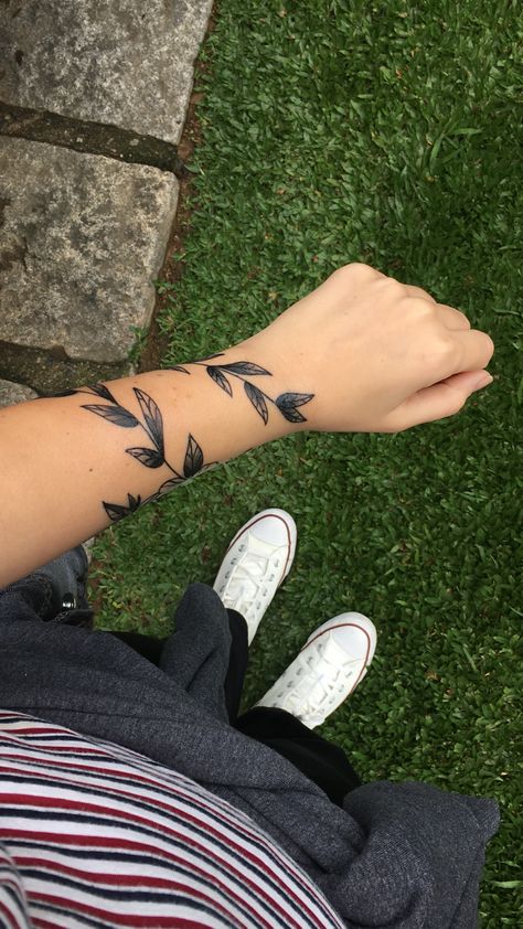 Greek Vine Tattoo, Leaves Tattoo Men, Male Flower Tattoo, Leaf Tattoo Men, Vine Tattoo Men, Arm Tattoo Leaves, Arm Tattoos Cute, Flower Tattoo Men, Greek Leaves Tattoo