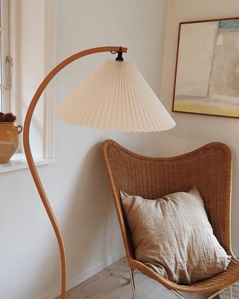 MIE JUEL on Instagram: “The shady corner of the house⛱ #caprani @thevillacph” Mid Century Modern Floor Lamp, Mid Century Modern Floor, Room Redecorating, Living Room Ideas Apartment, Elegant Floor Lamps, Mid Century Floor Lamps, Reading Lamps, 70s House, Cozy Living Room Ideas