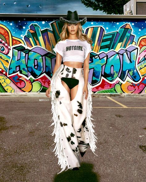 tyler simien on Twitter: "Beyoncé in LaQuan Smith Spring 2020. #BeyEditz… " Cowgirl Chaps, Beyonce Party, Beyonce Concert Outfit, Beyonce Outfits, Cowgirl Look, Cowboy Aesthetic, Beyonce Style, Urban Cowboy, Laquan Smith