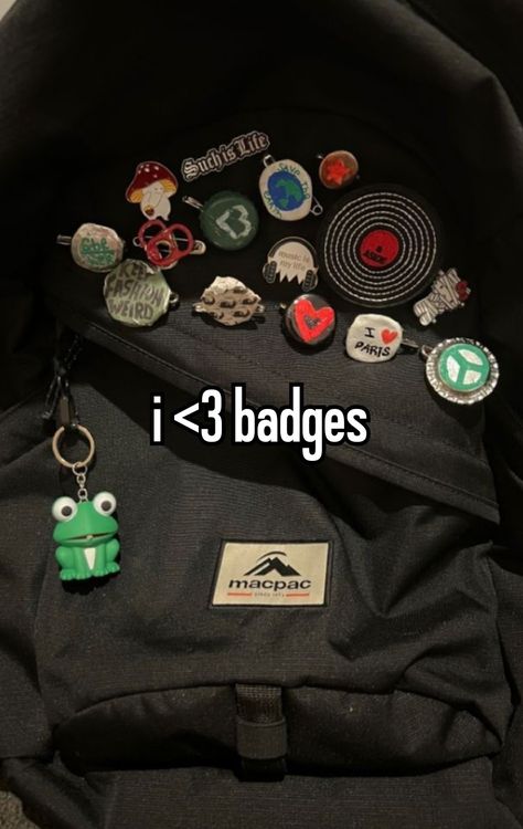 Black Backpack With Pins, Aesthetic Backpack Grunge, Pins On Backpack Aesthetic, Grunge School Bag, Y2k School Bag, Bag With Pins Aesthetic, Backpack Decoration Ideas, Diy Backpack Decoration, Backpack Pins Aesthetic