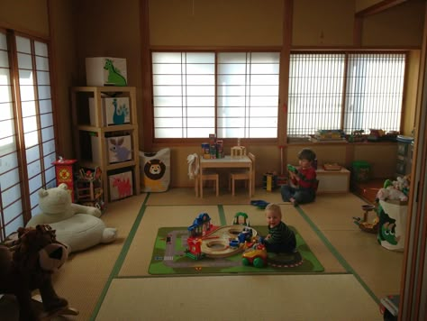 Tatami playroom Japanese Playroom, Japanese Kids Room, Japanese Tatami Room, Japanese Baby, Japanese Apartment, Japanese Kids, Tatami Room, Japanese House, Rice Paper