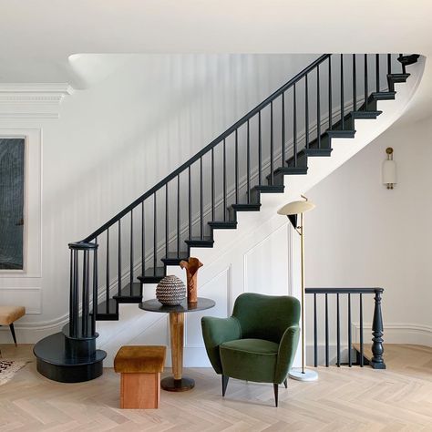 Farrow & Ball on Instagram: “This striking combination of #OffBlack and #Wevet on the staircase of Athena Calderone's (@eyeswoon) Cobble Hill townhouse has a subtly…” Black Staircase, Interior Design Per La Casa, Stair Case, Home Stairs Design, Lan Can, Design Del Prodotto, House Stairs, Staircase Design, Stairs Design