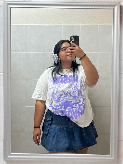 Big Size Summer Outfit, Y2k On Plus Size, Plus Size Summer Party Outfits, Tumblr Style Outfits, Artsy Aesthetic Clothes Plus Size, Plus Size Oversized Shirt Outfit, Plus Size Downtown Girl, Plus Size 2000s Fashion, Oversized Tshirt Outfit Plus Size