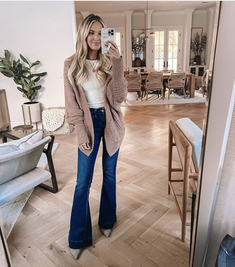 Womens Flare Jeans Outfits, Casual Flare Jeans Outfit, Flared Jeans Outfit Fall, Flare Jeans Fall, Flare Jeans Outfit, Jeans Outfit Fall, Jeans Outfit Winter, Winter Attire, Fashion Business Casual