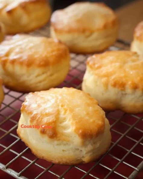 Angel Biscuits, Easy Biscuit, Easy Biscuit Recipe, Homemade Biscuits Recipe, Homemade Bread Recipes Easy, Flaky Biscuits, Bake Goods, Biscuit Rolls, Biscuits Easy