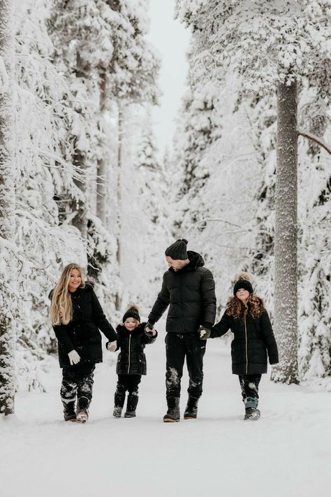 Family Snow Photoshoot, Snow Family Pictures, Shooting Pose, Christmas Photoshoot Ideas, Winter Family Photoshoot, Winter Family Photography, Winter Family Pictures, Christmas Family Photoshoot, Snow Photoshoot