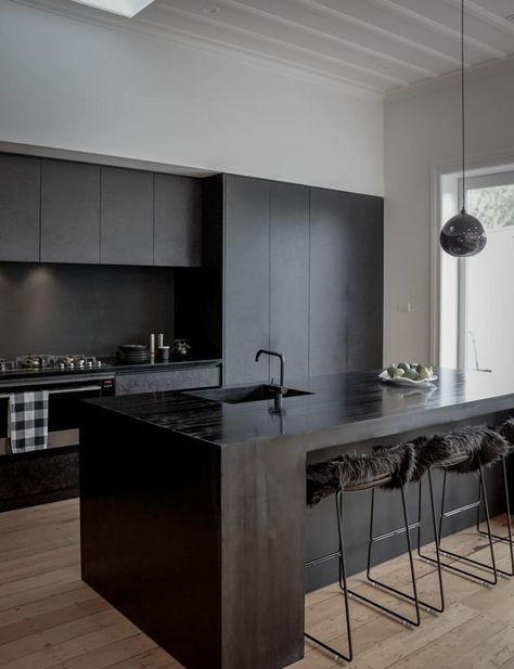 Kitchen Design Software, Vstupná Hala, Black Kitchen Design, Modern Black Kitchen, Matte Black Kitchen, Black Kitchen Cabinets, 아파트 인테리어, Kitchen Room Design, Black Kitchen