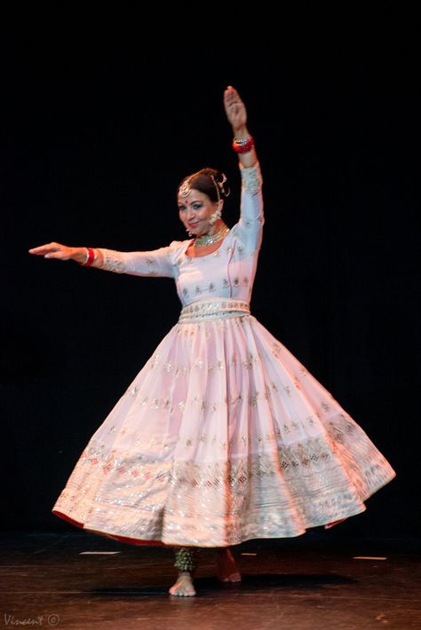 Kathak by Mafalda Mas North Indian Clasical Dance Kathak Photography, Kathak Costume, Indian Dance Costumes, Dance Photography Poses, Emoji Combinations, Dancers Art, Indian Dance, Folk Dance, Dance Art