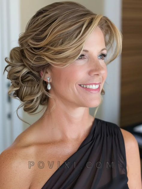 Hairstyles for Mother of the Bride 2024: 34 Ideas for Short, Medium and Long Hair Wedding Hair Mother Of Bride, Groom Hair Styles, Mother Of The Bride Hairdos, Mother Of The Groom Hairstyles, Bride 2024, Side Bun Hairstyles, Elegant Ponytail, Wedding Hair Up, Mother Of The Bride Hair