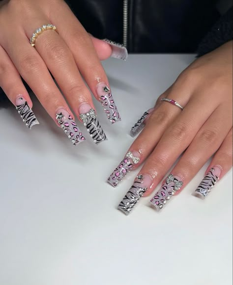 Leopard And Zebra Nails, Zebra Print Nails Designs, Monster High Nails, Zebra Nail Art, Zebra Print Nails, Cheetah Print Nails, Zebra Nails, Punk Nails, Hard Nails