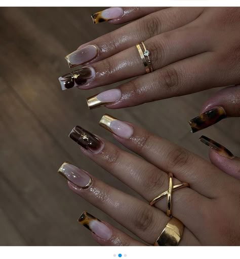 Medium Length Nails Acrylic Square Fall Colors, Medium Length Nails Fall, Fall Designs Nails, Fall Themed Nails Autumn, Fall Nails Square Medium, Nails With Blooming Gel, Gold Square Nails, Baddie Fall Nails, Fall Nails Black Women