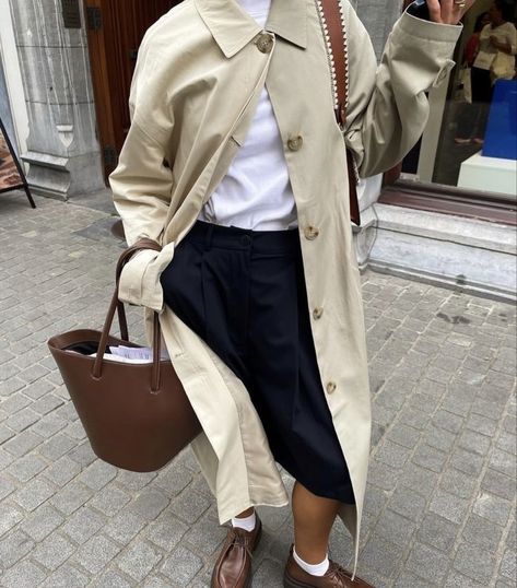 Loafers Outfit Women, Trenchcoat Outfit, Trench Coat Beige, Preppy Mode, Trench Coat Outfit, Beige Trench Coat, Europe Outfits, London Outfit, Beige Coat