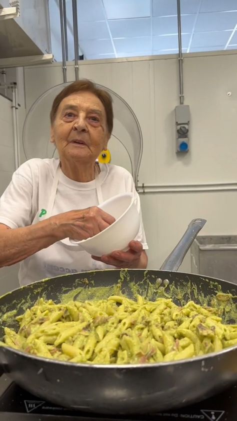 598K views · 8.5K reactions | Pasta with Zucchini Cream, Crispy Speck, and Mushrooms 🥒🍄🥓 RECIPE | zucchini, mushroom, pasta, olive oil, recipe | Nonna's culinary magic strikes again! ✨🍽 Indulging in this pasta is like a warm hug for the soul 🥒🍄🥓👇RECIPE👇 nonnasilviofficial INGREDIENTS for 300g of... | By Giallozafferano Loves Italy | Facebook Pasta Olive Oil, Pasta With Zucchini, Recipe Zucchini, Zucchini Pasta, Mushroom Pasta, Pasta Noodles, Zucchini Recipes, Warm Hug, Mushroom Recipes