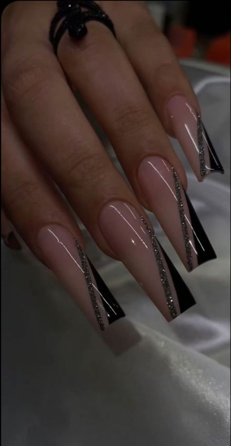 Long Acrylic Ombre Nail Designs, Square Acrylic Nails Elegant, Club Nails Acrylic, Going Out Nails Ideas, Black Acrylics Nails, Nail Ideas With Black Dress, Black Nails For Wedding Guest, Nail Inspired Black, Sylwester Outfit Party Dresses