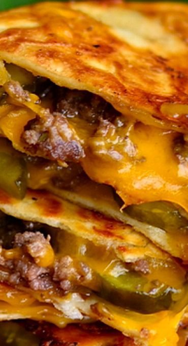 Cheeseburger Quesadillas Cheeseburger Quesadillas, Cheeseburger Quesadilla, Quesadilla Recipes Easy, Future Chef, Quesadilla Recipes, Hamburger Recipes, Snacks Für Party, Chapati, Taco Bell