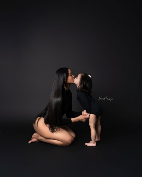 Mom And Daughter Photoshoot, Mommy Daughter Photoshoot, Daughter Photoshoot, Mommy Daughter, Mom And Daughter, Maternity Shoot, Photo Shoot Ideas, Mommy And Me, Baby Fever