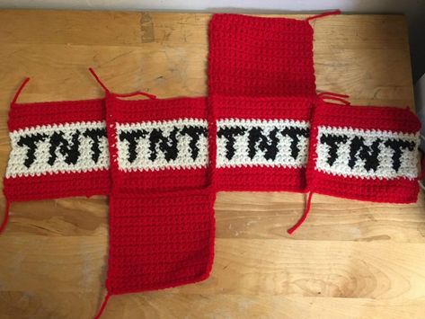 Minecraft Blocks Out Of Yarn, Roblox Crochet Pattern Free, Crochet Minecraft Pattern Free, Minecraft Crochet Patterns Free, Minecraft Crochet Patterns, Minecraft Crochet, Minecraft Tnt, Tnt Minecraft, Minecraft Pattern