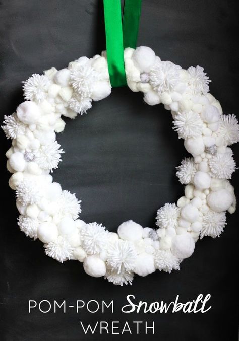 Snowball Wreath, Pom Pom Tutorial, Snow Crafts, Pom Pom Wreath, Diy Winter, Diy Pom Pom, Winter Decorations, Winter Craft, Lamb Decorations