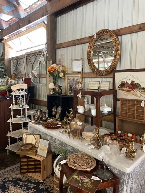 Vintage Market Table Display, Antique Pop Up Shop, Pop Up Vintage Shop Display Ideas, Vintage Market Display Booth Ideas, Vintage Pop Up Shop Display, Vintage Booth Display Ideas Vendor, Market Vendor Booth Ideas, Vendor Market Booth Ideas, Market Displays Booth Ideas