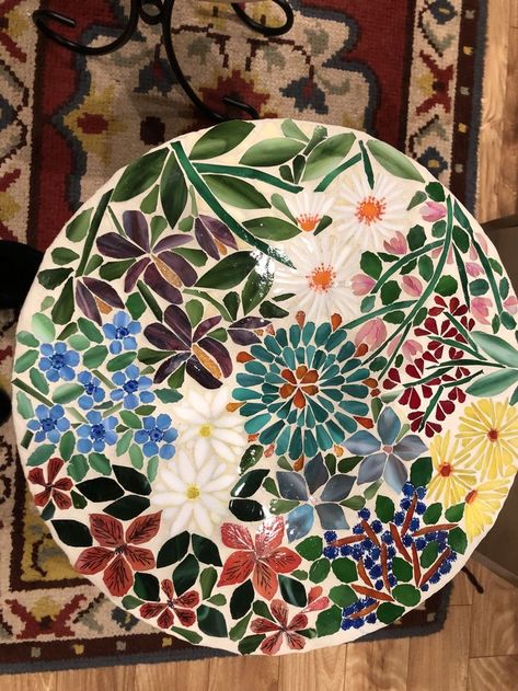 Mosaic Table Diy, Mosaic Tile Table Top Diy, Mosiacs Projects Diy, Flower Mosaic Pattern, Outdoor Mosaic Ideas, Diy Mosaic Table Top, Mosaic Projects For Beginners, Mosaic Wood Table, Mosaic Art Ideas Easy Flower