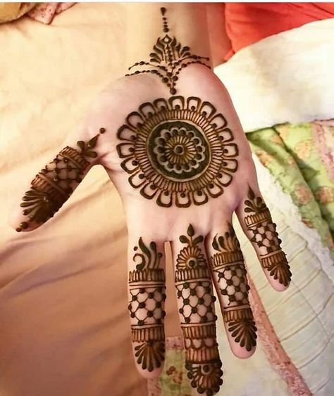 Mehndi Design Simple And Easy, Mehndi Designs For Front Hands, Hands Step By Step, Arm Henna, Round Mehndi Design, Mehndi Design Simple, Tattoos Hand, Palm Mehndi Design, Simple Mehendi Designs