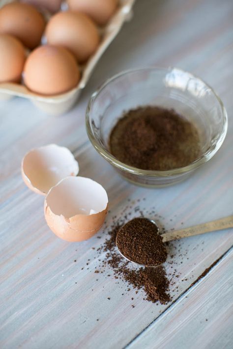 DIY: Wake-Me-Up Coffee Mask for Puffy Eyes: 1 egg white 2 teaspoons coffee grounds (Unused grounds are best because they contain the most caffeine but used grounds are fine if the coffee has just been made.) Leave on for 10 minutes. Eyebags Remedy, Egg Face Mask, Diy Eye Mask, Coffee Mask, Organic Face Mask, Coffee Face Mask, Under Eye Mask, Face Mask Recipe, Homemade Face Masks