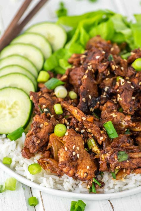 This quick and easy spicy pork bulgogi recipe is made with thinly sliced pork tenderloin marinated in an addictive Korean spicy BBQ sauce. #spicyporkbulgogi #porkbulgogi #bulgogi #koreanrecipes | chiselandfork.com Spicy Pork Bulgogi Recipe, Spicy Pork Bulgogi, Pork Bulgogi Recipe, Gf Dinner Ideas, Carb Cycling Recipes, Pork Bulgogi, Meat Lovers Recipes, Asian Pork Recipes, Korean Beef Bulgogi