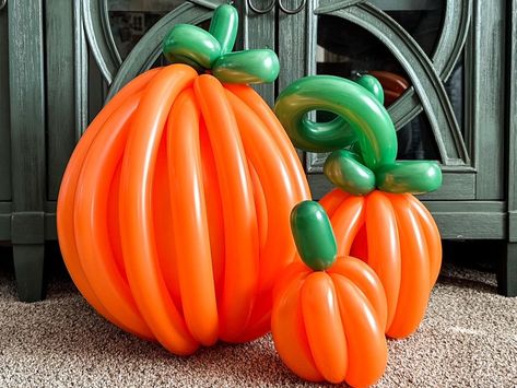 One type of balloon is the key to fall party décor! How to make pumpkin and spider balloons Diy Pumpkin Balloon, Fall Balloon Decorations, Balloon Pumpkins Diy, Pumpkin Balloon Arch, Fall Balloon Decor, Balloon Pumpkin, Pumpkin Balloons, Halloween Balloons Decorations, Creative Pumpkin Painting