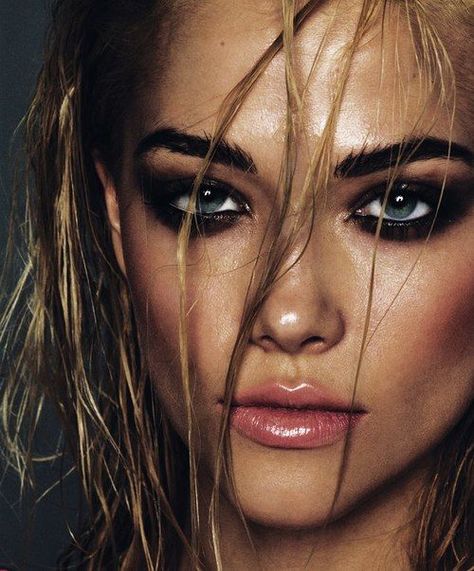 Wet look and smokey eye. More Rock And Roll Makeup, Light Smoky Eye, Dark Smoky Eye, Editorial Make-up, Smoky Eye Makeup Tutorial, Mekap Mata, Beauty Shoot, Beauty Shots, Rosie Huntington Whiteley