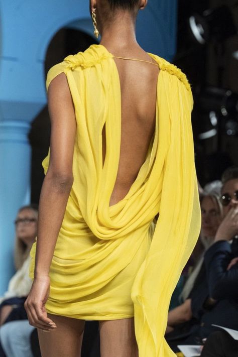 Luxury Resort Wear, Fashion Week Spring 2020, Love Travel, Travel Fashion, Yellow Fashion, Mode Inspiration, Fashion Killa, Spring Collection, Fashion Details