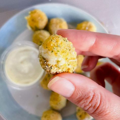 Air Fryer Mozzarella Balls: Easy and Delicious Air Fried Mozzarella Balls, Mozzarella Balls Air Fryer, Air Fryer Mozzarella Balls, Mozzarella Pearls Recipes, Italian Apps, Garlic Balls, Mozzarella Balls Recipe, Recipe With Mozzarella, Spinach Pie Recipe