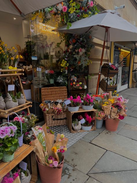 Flower Stall Aesthetic, Stall Aesthetic, Small Town Flower Shop, Aesthetic Manchester, Manchester Aesthetic, Flower Booth, Manchester Markets, Borough Market London Aesthetic, Flower Stall