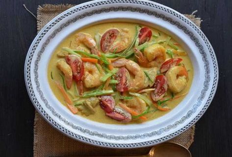 Prawn and chicken coconut curry Chicken And Prawn Curry, Prawn Soup, Coconut Curry Recipe, Chicken Coconut Curry, Coconut Curry Recipes, Curry Spice, Chicken Coconut, Dinner Seafood, Asian Sauces