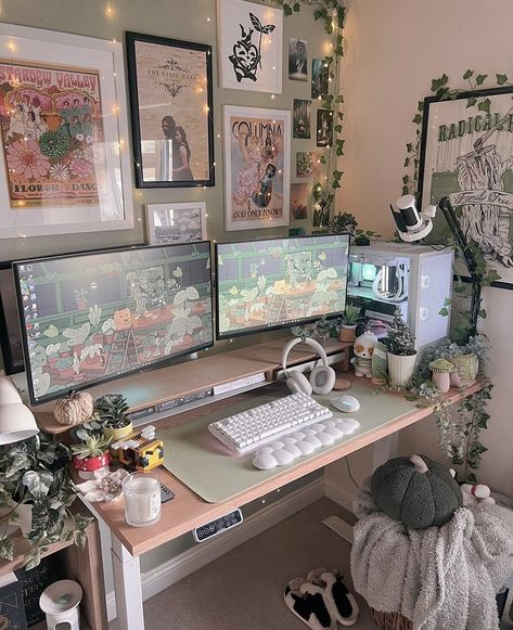 Cute Gamer Desk Setup, Cute Office Set Up, Gamer Setup Ideas Pc Desk, Pc Set Up Ideas, Gaming Desktop Setup Aesthetic, Aesthetic Desk Setup Ideas, Cottagecore Pc Setup, Pc Desk Ideas, Gaming Room Setup Aesthetic