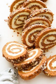 Strawberry Roll, Pumpkin Roll Recipe, Swiss Cake, Cake Book, Pumpkin Rolls Recipe, Swiss Rolls, Roll Cakes, Arabic Dessert, Berry Recipes