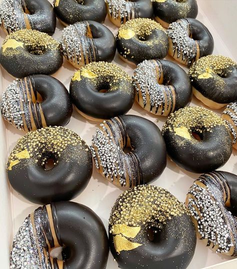 Custom Donut Ideas, Graduation Donuts Ideas, Masquerade Party Food, Donuts Ideas, Donat Glaze, Black Donut, Gold Donuts, Donut Decorating Ideas, Dark Chocolate Desserts