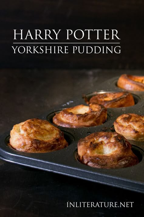 receita de yorkshire pudding Harry Potter Feast, Harry Potter Dinner, Harry Potter Recipes, Harry Potter Marathon, Yorkshire Pudding Recipes, Movie Food, Yorkshire Puddings, Drink Recipe Book, Harry Potter Food