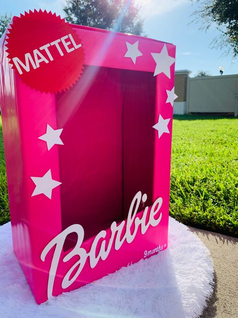 Diy Barbie Photo Frame, Barbie Photo Box Diy, Diy Life Size Barbie Box Photo Booths, Barbie Photo Booth Box, Barbie Souvenir Ideas, Barbie Box Photo Booth, Disney Princess Birthday Cakes, Barbie Box, Box Photo