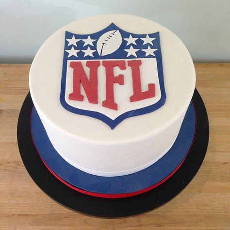 Football Dessert Table, Football Bday Party, Nfl Food, Eagles Party, Football Dessert, Nfl Cake, 49ers Cake, Boys Cake Ideas, Ice Breaker Games For Adults