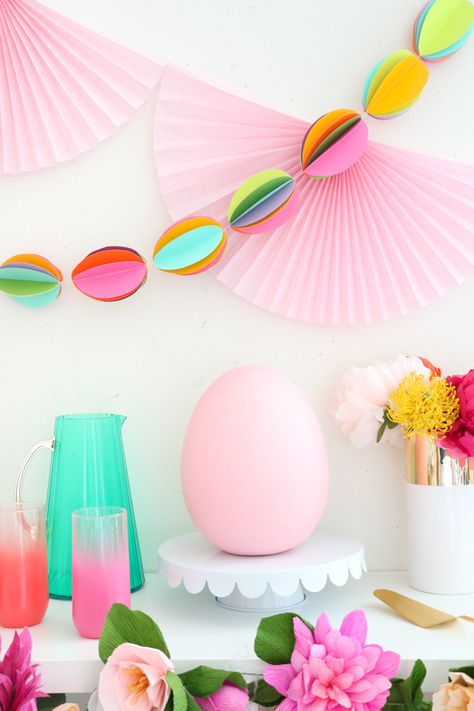 Rainbow Egg Paper Garland - Okay, we are nearing the finish line of Easter, but I still have two super cute tutorials to share with you before this weekend. So I guess I better hop to it! Ha! This DIY rainbow egg paper garland is such an easy project, but will take a bit of time if you don’t have … Kids Easter Party, Diy Wedding Planner, Easter Garland, Diy Rainbow, Colorful Life, Paper Garland, Diy Decor Crafts, Flower Ideas, Easter Crafts For Kids