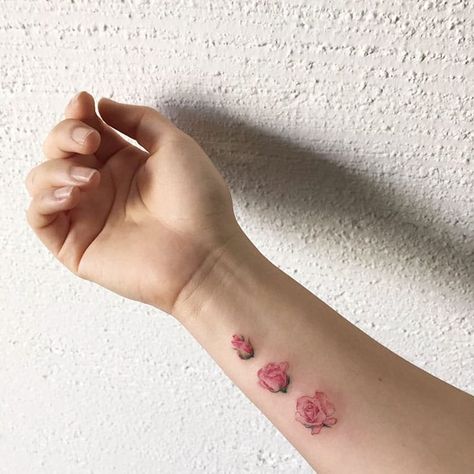 These unique and creative designs that were inked onto people by talented South Korean artist Hongdam will blow your mind! Hongdam Tattoo, Tattoos For Women On Thigh, Font Tato, 13 Tattoos, Watercolor Tattoo Flower, Bouquet Tattoo, Flower Tattoo Arm, Inspiration Tattoos, Tattoos Geometric