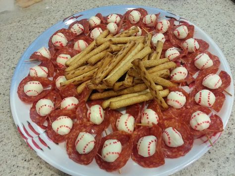 Baseball Food Table, Baseball Party Food Appetizers, Baseball Potluck Ideas, Baseball Cheeseball, Baseball Tailgate Food, Baseball Theme Snacks, Baseball Fruit Tray, Baseball Breakfast, Pretzel Bats