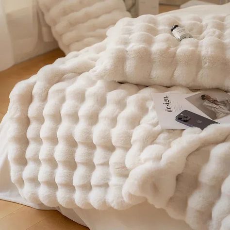 Luxury Faux Fur Throw Blanket White Fluffy Blanket, Bunny Fluffy, Cream Blanket, 2024 Bedroom, Fluffy Fabric, Blankets For Winter, Bedroom Deco, Polka Dots Fashion, Peaceful Sleep