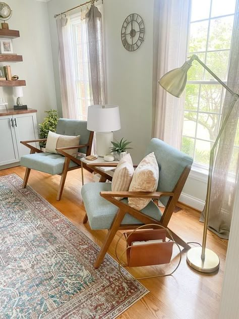 Midcentury Modern Sitting Area, Cozy Sitting Room Small Spaces, Mid Century Modern Seating Area, 50s Inspired Living Room, Vintage Mid Century Modern Living Room, Mcm Sitting Room, Mid Century Sitting Room, Mid Century Modern Sitting Room, Mid Century Modern Sunroom