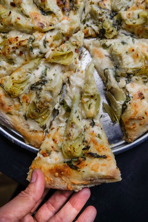 Creamy Artichoke Pizza http://www.shutterbean.com/2017/creamy-artichoke-pizza/ Artichoke Pizza, Pizza Roll, Gourmet Pizza, Flatbread Pizza, Dinner Appetizers, Idee Pasto Sano, Pizza Bread, Vegetarian Dinner, Good Pizza