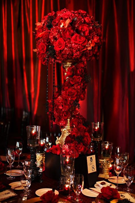 Wedding table decor Red Wedding Flowers Centerpieces, Red Centerpieces, Red Wedding Theme, Red Wedding Flowers, Tafel Decor, Wedding Reception Flowers, Red Party, Flower Centerpieces Wedding, Gothic Halloween