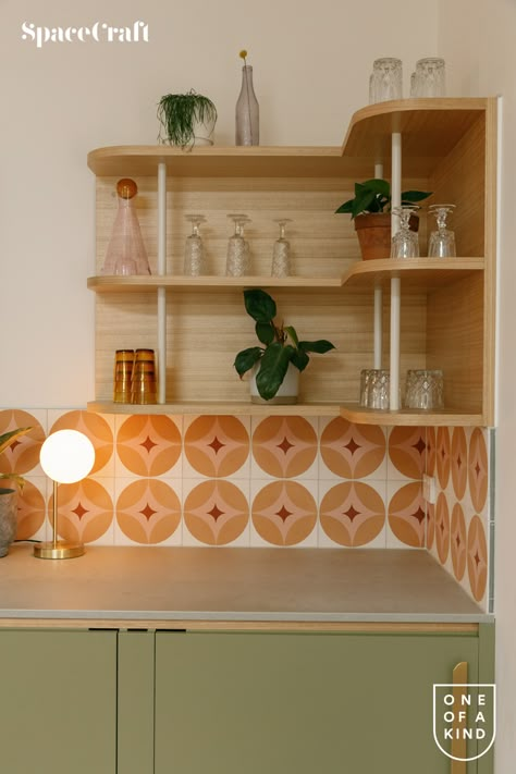 Some funky retro inspired details in this little kitchen / laundry. Small space, big funk. Featuring Joinery - Khaki by Wilsonart Benchtop - Primordia by Caeserstone Open Shelving - Tasmanian Oak Splashback - Pink Retro Star by Jatana Interiors Handles - Harper Pull by Lo & Co #retro #retrointeriordesign #joinery #joinerydetails #funkydesign #khakigreen #greencupboards #openshelving #curvedjoinery #curves #spacecraftjoinery #kitchen #laundry #laundrykitchen Chic Kitchen Design, Joinery Projects, Funky Kitchen, Retro Kitchens, Kitchen Ikea, Corner Bar, Diy Herb Garden, Diy Backsplash, Beachy Boho