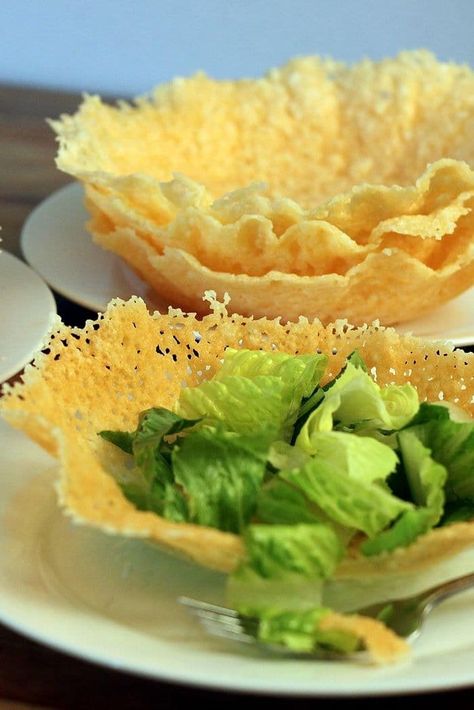 Parmesan Bowls Recipe, Parmesan Bowls, Cheese Bowl, Edible Bowl, Salad Easy, Microwave Recipes, Caesar Salad, Finger Food, Salad Bowls