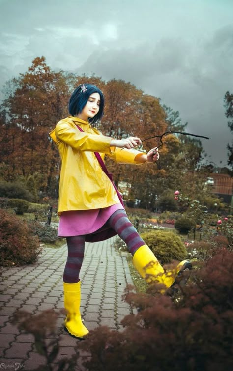 Pint///666hrts Coraline Coraline Outfit, Coraline Cosplay, Coraline Halloween Costume, Coraline Halloween, Coraline Costume, Coraline And Wybie, Coraline Jones, Halloween Coustumes, Halloween Costume Idea