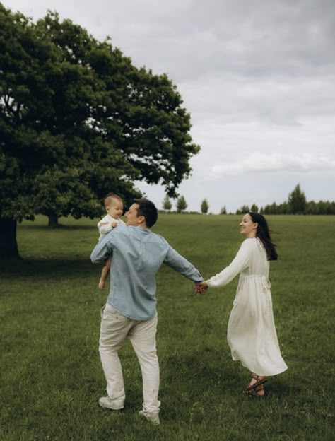 Family Outfits For Photoshoot, Family Photos In A Creek, Family Photoshoot In Park, Family Candid Photos, Family Nature Photoshoot, Family Park Photoshoot, Outdoor Family Photo Outfits Summer, Poses For Family Of 3, Aesthetic Family Photoshoot